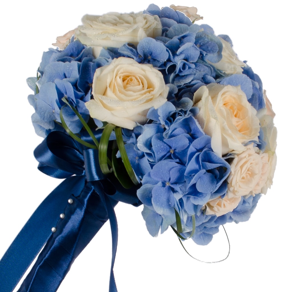 Buchet de mireasa cu hortensie albastra si trandafiri alb/crem
