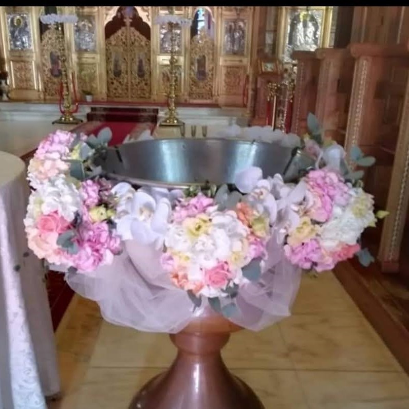 Aranjament floral cristelnita pentru botez