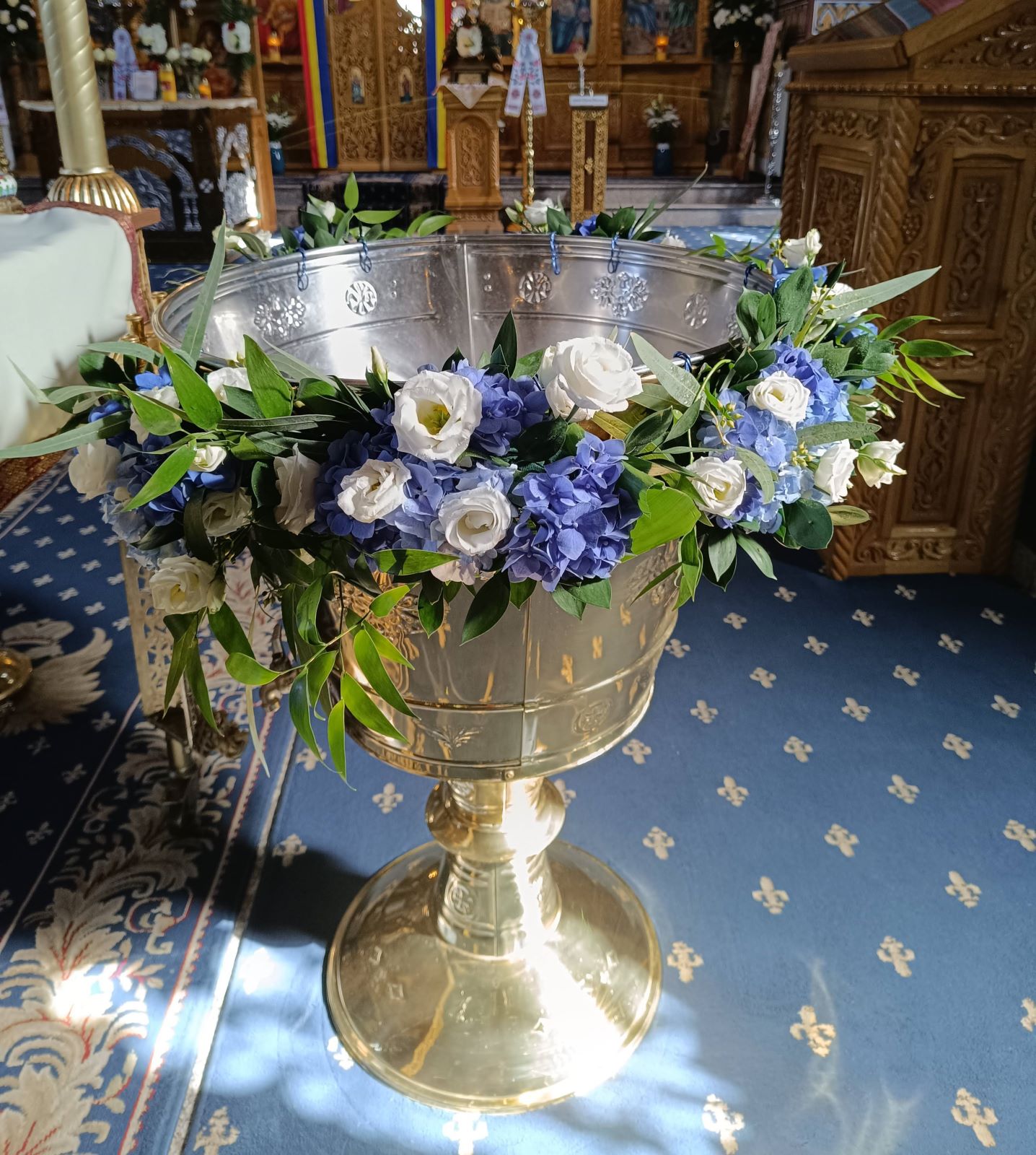 Aranjament floral cristelnita baiat hortensii albastre