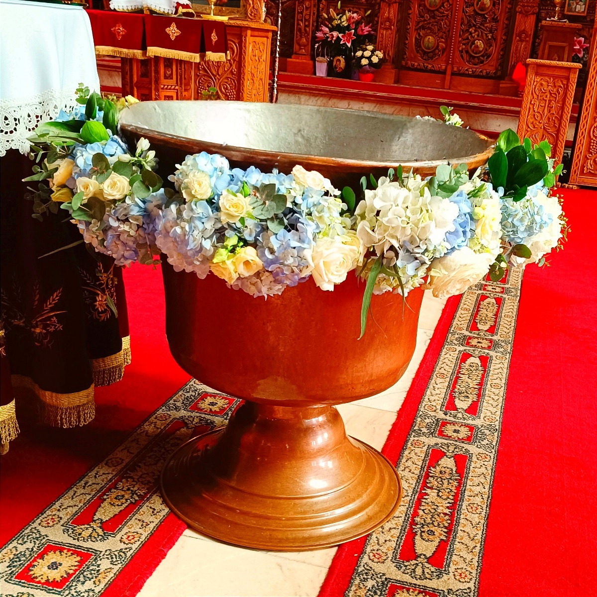Aranjament floral cristelnita botez baiat