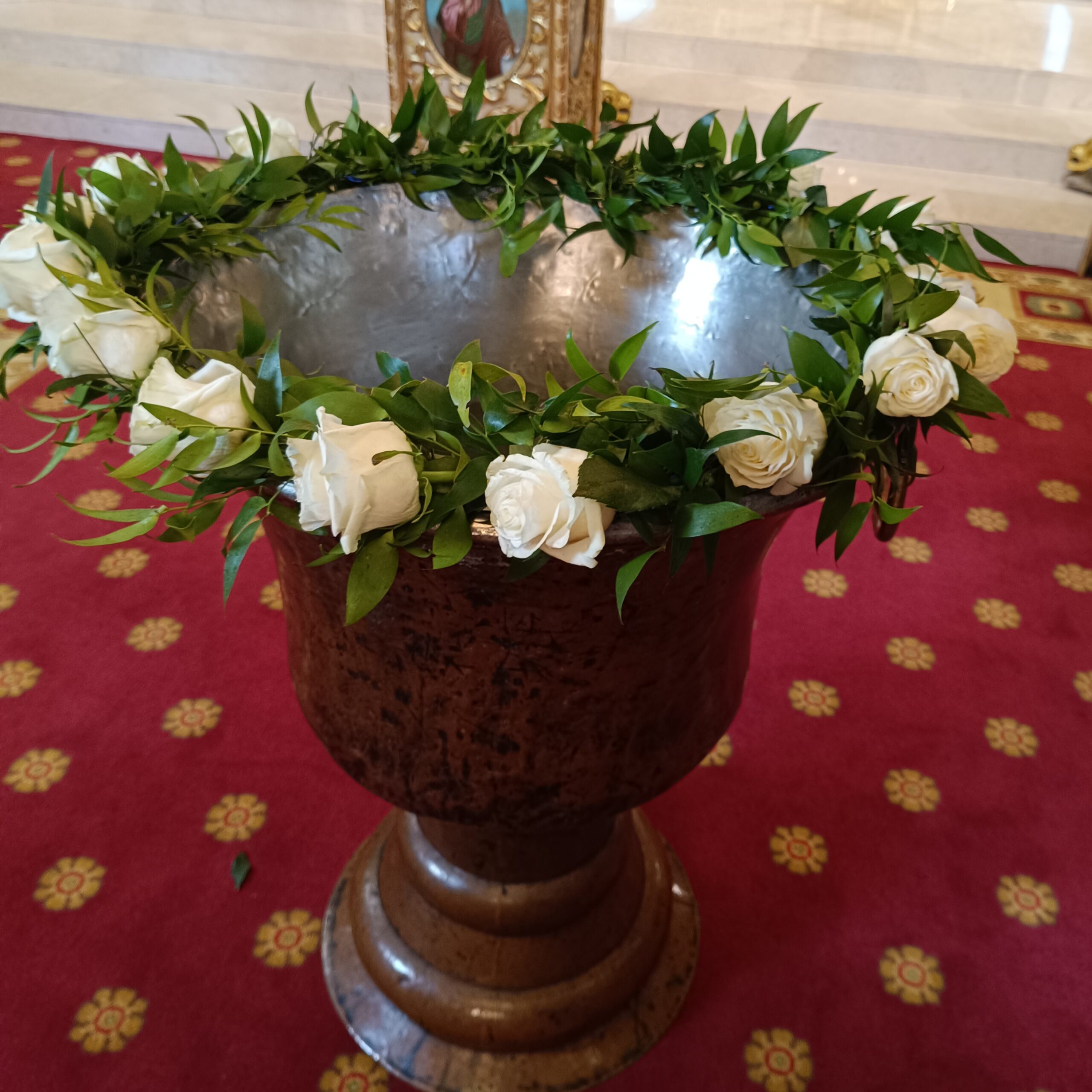 Aranjament cristelnita botez trandafiri albi